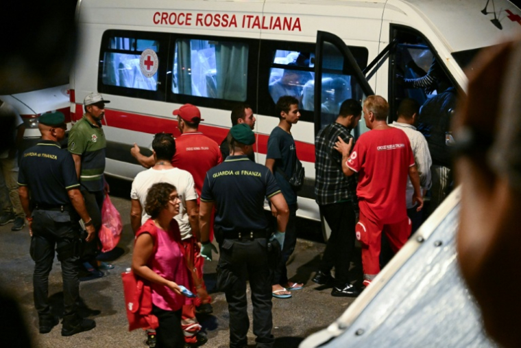 Des migrants sont pris en charge par les secours à Lampedusa le 14 août 2025 après le naufrage de leur embarcation ( AFP / Stefano Rellandini )