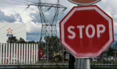 Un panneau STOP devant la centrale de Fessenheim dans le Haut-Rhin le 29 juin 2020 ( AFP / SEBASTIEN BOZON )