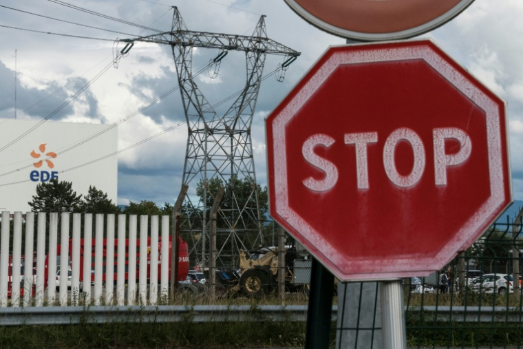 Un panneau STOP devant la centrale de Fessenheim dans le Haut-Rhin le 29 juin 2020 ( AFP / SEBASTIEN BOZON )