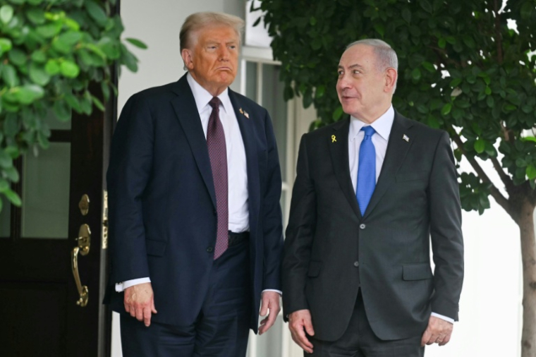 Le président américain Donald Trump accueille le Premier ministre israélien Benjamin Netanyahu à la Maison Blanche à Washington, le 29 septembre 2025 ( AFP / Jim WATSON )
