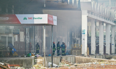 Des pompiers inspectent le terminal de fret de l'aéroport international Hazrat Shahjalal de Dacca au Bangladesh, le 19 octobre 2025, au lendemain de l'incendie qui l'a ravagé ( AFP / Munir UZ ZAMAN )