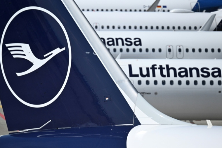 Des avions de la compagnie aérienne allemande Lufthansa sur le tarmac de l'aéroport de Francfort, le 15 avril 2026 ( AFP / Kirill KUDRYAVTSEV )