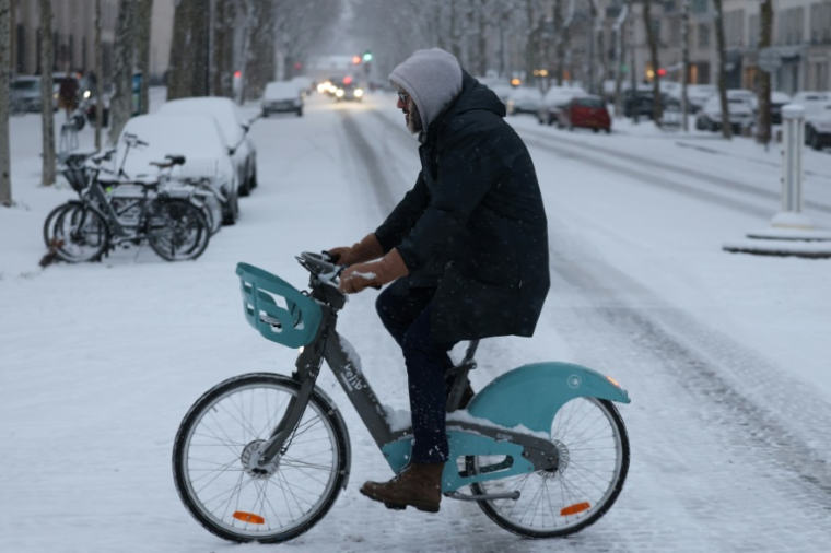 Un cycliste sur un Vélib' électrique à Paris, le 5 janvier 2026 ( AFP / Ludovic MARIN )