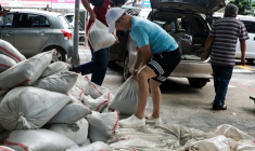 Des habitants installent des sacs de sable pour se protéger du typhon Bavi, le 9 juillet 2026 à Taipei, sur l'île de Taïwan ( AFP / I-Hwa Cheng )