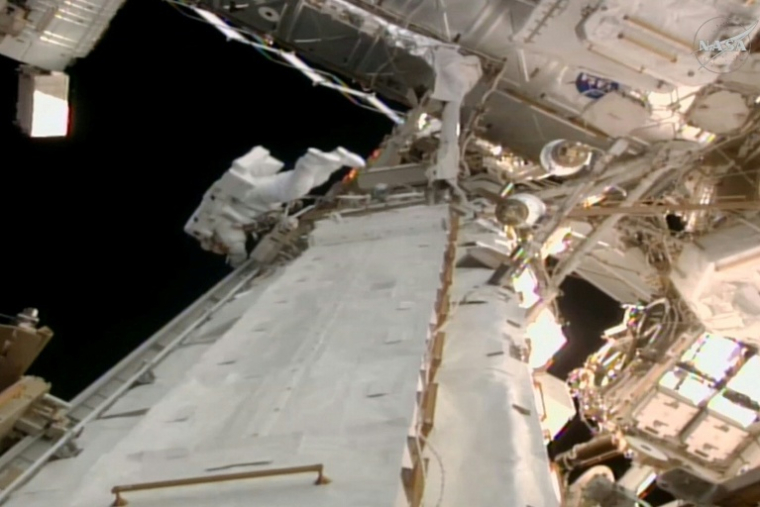 Image extraite d'un flux vidéo en direct de la NASA, datée du 25 août 2026, montre l'astronaute française Sophie Adenot en train de travailler lors d'une sortie dans l'espace à l'extérieur de la Station spatiale internationale (ISS) ( NASA / Handout )