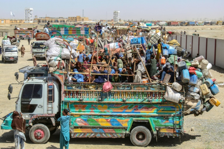 Des réfugiés afghans attendent de partir pour l'Afghanistan, près de la frontière entre le Pakistan et l'Afghanistan à Chaman, le 11 avril 2025 ( AFP / Abdul BASIT )