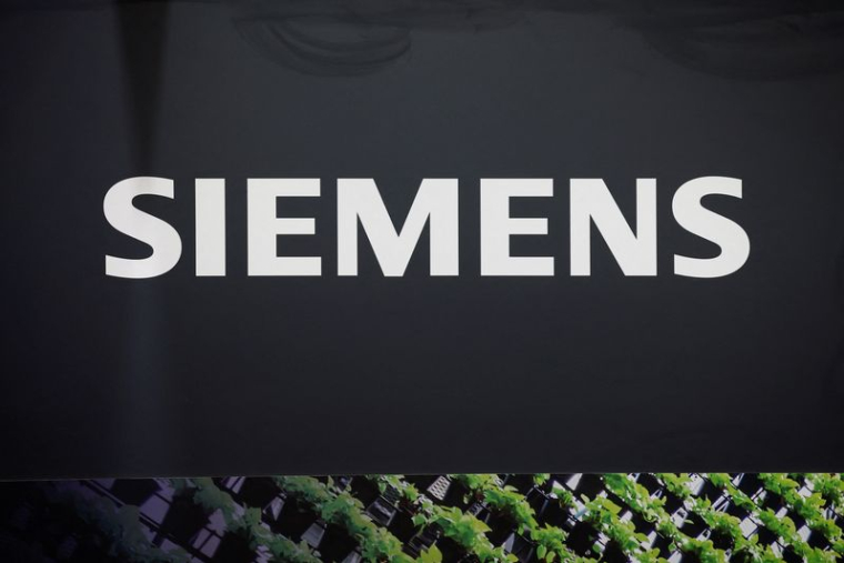 Le logo Siemens, lors du Salon Global Industrie à Villepinte près de Paris