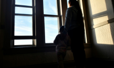 Nina, demandeuse d'asile équatorienne, et sa fille de 4 ans, Ayadana, le 31 janvier 2026 à Minneapolis, dans le Minnesota ( AFP / Octavio JONES )