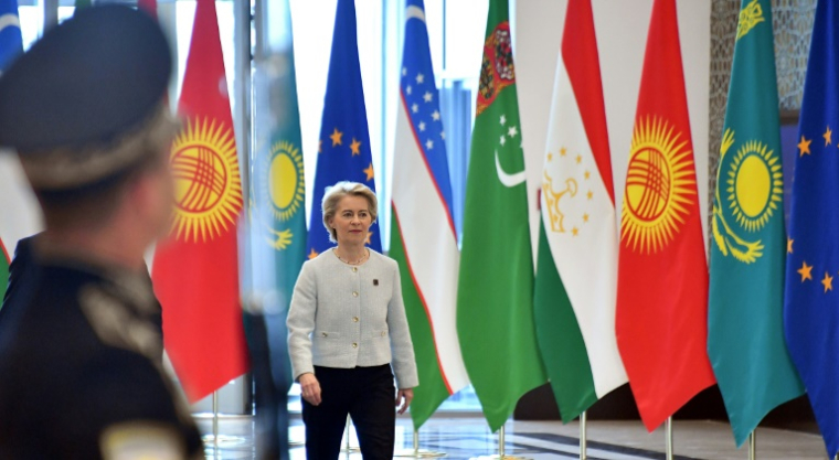La présidente de la Commission européenne Ursula von der Leyen à Samarcande en Ouzbékistan le 4 avril 2025 lors du sommet "Asie centrale - Union européenne" ( AFP / Vyacheslav OSELEDKO )