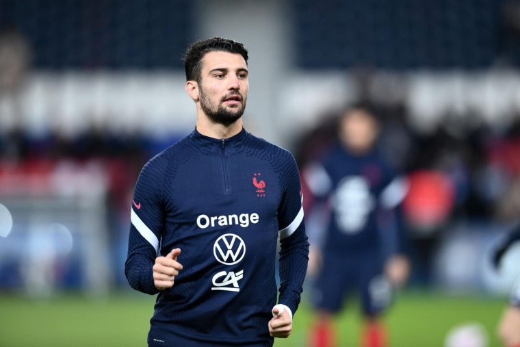 « Léo peut et doit être fier de son parcours », a réagi Didier Deschamps après l'annonce de la retraite de Léo Dubois