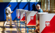 Des électeurs votent au deuxième tour de l'élection présidentielle, le 1er juin 2025 à Varsovie, en Pologne ( AFP / Wojtek RADWANSKI )