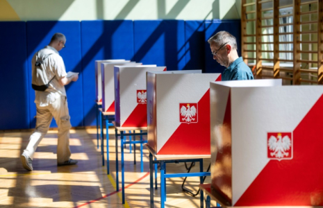 Des électeurs votent au deuxième tour de l'élection présidentielle, le 1er juin 2025 à Varsovie, en Pologne ( AFP / Wojtek RADWANSKI )