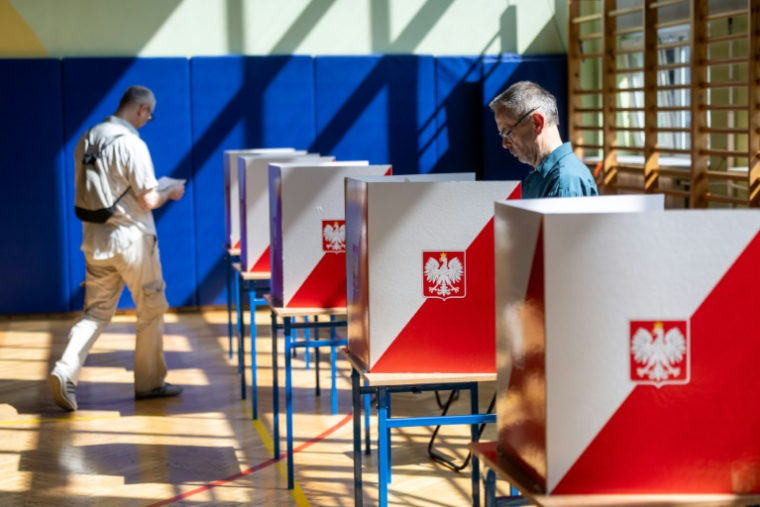 Des électeurs votent au deuxième tour de l'élection présidentielle, le 1er juin 2025 à Varsovie, en Pologne ( AFP / Wojtek RADWANSKI )