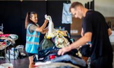Des bénévoles rassemblent des vêtements collectés pour les touristes et personnes évacués à Canet-en-Roussillon (sud) le 3 juillet 2026. ( AFP / Jc Milhet )