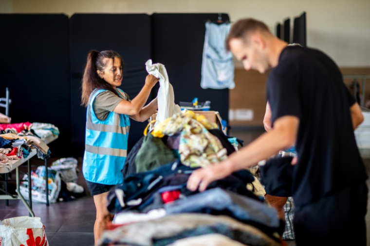 Des bénévoles rassemblent des vêtements collectés pour les touristes et personnes évacués à Canet-en-Roussillon (sud) le 3 juillet 2026. ( AFP / Jc Milhet )