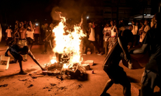 Des manifestants brûlent des pneus et bloquent des rues à Brusubi en Gambie le 8 septembre 2026, pour protester contre des semaines de coupures d'électricité prolongées dans le pays   ( AFP / Muhamadou BITTAYE )