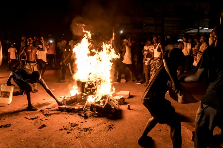 Des manifestants brûlent des pneus et bloquent des rues à Brusubi en Gambie le 8 septembre 2026, pour protester contre des semaines de coupures d'électricité prolongées dans le pays   ( AFP / Muhamadou BITTAYE )