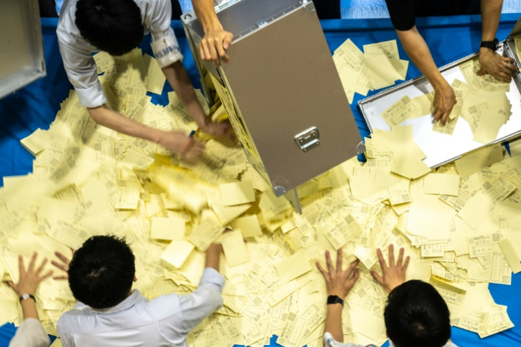 Opération de dépouillement à Tokyo, le 20 juillet 2025 ( AFP / Philip FONG )