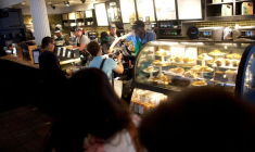 Photo d'archives d'un employé rendant la monnaie à un client dans un café à Philadelphie, aux États-Unis