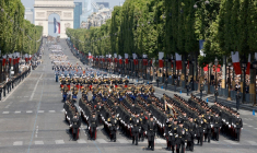 Marck & Balsan produisait des uniformes de gala emblématiques, tels que ceux de Saint-Cyr ou encore Polytechnique (ici, le 14 juillet 2023) ( AFP / LUDOVIC MARIN )