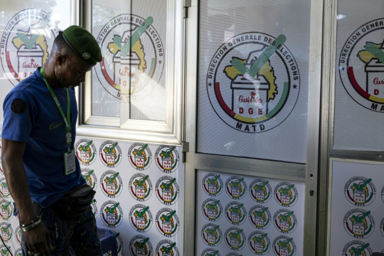 Un gendarme marche au siège de la Direction générale des élections (DGE), le 22 septembre 2025, à Conakry ( AFP / PATRICK MEINHARDT )