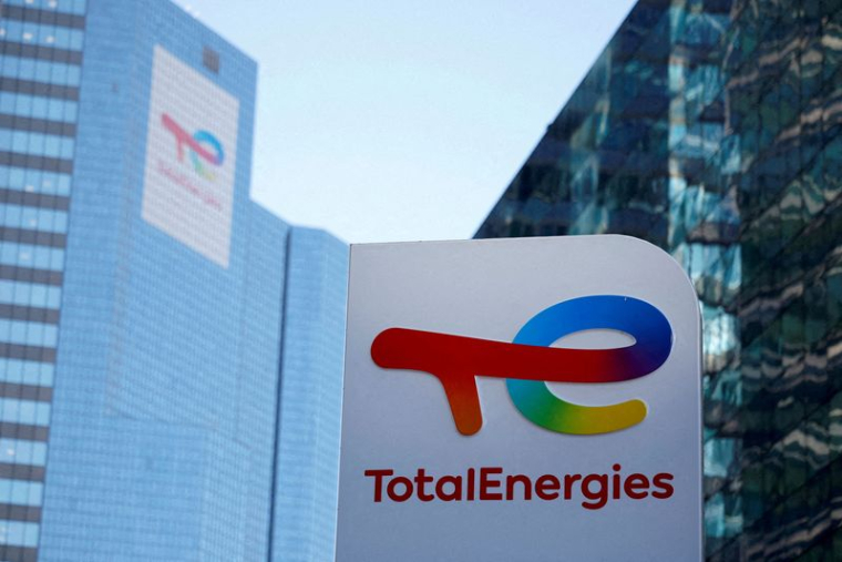 Logo de TotalEnergies sur une station de ravitaillement pour véhicules électriques dans le quartier d'affaires de La Défense