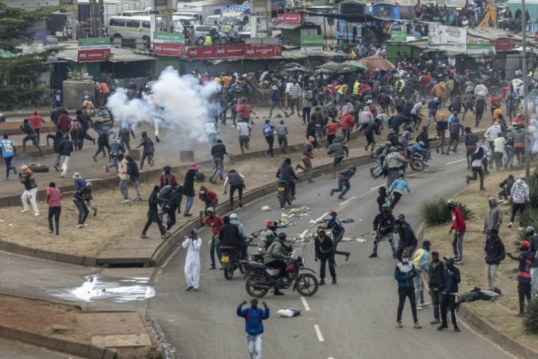 Des manifestants dispersés par les gaz lacrymogènes de la police lors d'affrontements à Nairobi, le 7 juillet 2025 au Kenya ( AFP / SIMON MAINA )