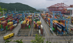 Des cargos et conteneurs au port de Ningbo-Zhoushan à Ningbo, dans la province du Zhejiang, en Chine, le 28 mai 2025 ( AFP / Hector RETAMAL )