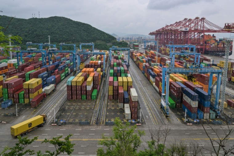 Des cargos et conteneurs au port de Ningbo-Zhoushan à Ningbo, dans la province du Zhejiang, en Chine, le 28 mai 2025 ( AFP / Hector RETAMAL )