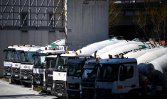 Des camions Lafarge à Paris. ( AFP / FRANCK FIFE )
