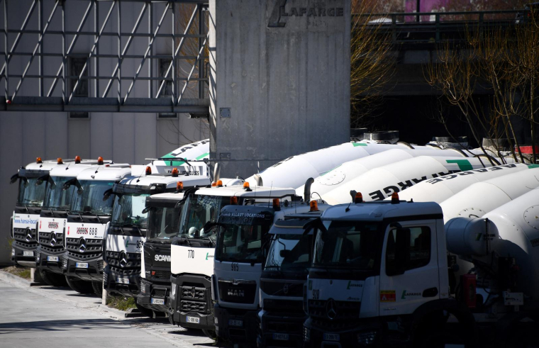 Des camions Lafarge à Paris. ( AFP / FRANCK FIFE )