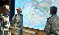 Une photo fournie par le bureau des médias de l'armée iranienne, le 23 juin 2025, montre le chef d'état-major Amir Hatami (C) participant à une réunion militaire ( Iranian Army Media Office / - )