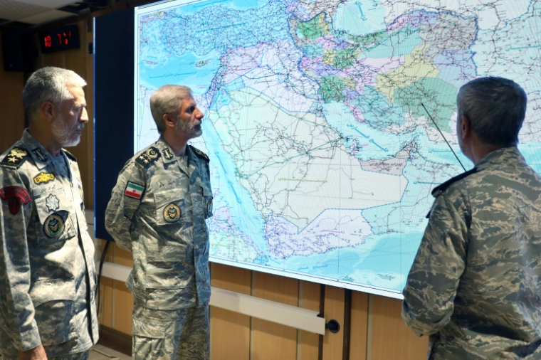 Une photo fournie par le bureau des médias de l'armée iranienne, le 23 juin 2025, montre le chef d'état-major Amir Hatami (C) participant à une réunion militaire ( Iranian Army Media Office / - )