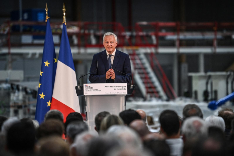 Bruno Le Maire à Alex, ce jeudi 24 août. ( AFP / OLIVIER CHASSIGNOLE )