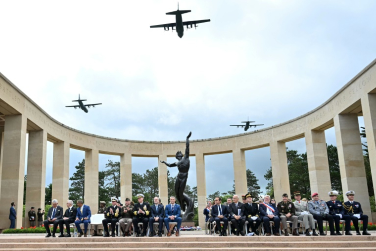 Des avions militaires survolent le cimetière américain de Colleville-sur-mer (Calvados), le 6 juin 2025, à l'occasion de la commémoration du Débarquement allié du 6 juin 1944 ( AFP / Lou BENOIST )