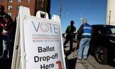 Des gens font la queue pour voter à Cleveland, Ohio, États-Unis