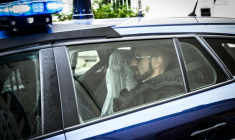 Michel Pialle, le mari de Karine Esquivillon, à l'arrière d'un véhicule de la gendarmerie, quitte le tribunal de La Roche-sur-Yon, le 16 juin 2023 en Vendée ( AFP / LOIC VENANCE )