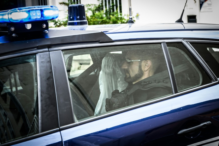 Michel Pialle, le mari de Karine Esquivillon, à l'arrière d'un véhicule de la gendarmerie, quitte le tribunal de La Roche-sur-Yon, le 16 juin 2023 en Vendée ( AFP / LOIC VENANCE )