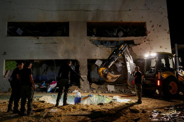 Un bâtiment scolaire touché par un missile tiré depuis l'Iran, dans le centre d'Israël