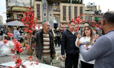 Une Iranienne achète des fleurs sur le bazar Tajrish au nord de Téhéran, le 19 mars 2026, à la veille de Norouz, le nouvel an persan ( AFP / - )
