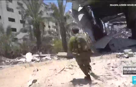 Après dix mois de guerre, les bombardements israéliens se poursuivent sur la bande de Gaza