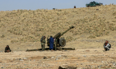 Des membres des forces talibanes se tiennent près d'un canon le 27 février 2027 dans la province de Khost dans l'est de l'Afghanistan ( AFP / STR )