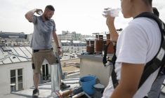 Romain Florentin, couvreur-zingueur, à Paris le 31 juillet 2024. ( AFP / VALENTINE CHAPUIS )