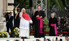 Le pape Léon XIV s'adresse aux fidèles, le 8 mai 2026  à Pompéi, dans le sud de l'Italie ( AFP / Andreas SOLARO )