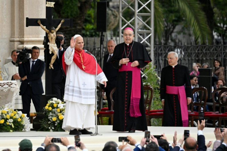 Le pape Léon XIV s'adresse aux fidèles, le 8 mai 2026  à Pompéi, dans le sud de l'Italie ( AFP / Andreas SOLARO )