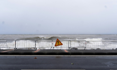 Des vagues s'écrasent sur le littoral de Basse-Terre, en Guadeloupe, après le passage d'une tempête le 13 août 2024 ( AFP / Brian NOCANDY  )