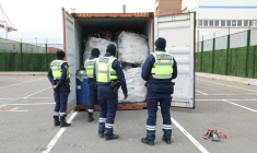 Des douaniers inspectent un conteneur maritime au port de Dunkerque, le 27 mars 2026 à Loon-Plage, dans le Nord ( AFP / Francois LO PRESTI )