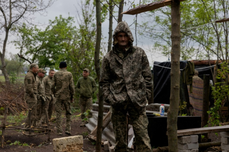 Des soldats ukrainiens du 24e bataillon d'assaut séparé Aïdar pendant un moment de repos entre les rotations dans un lieu non divulgué de la région de Dnipropetrovsk, le 9 mai 2025 ( AFP / Tetiana DZHAFAROVA )
