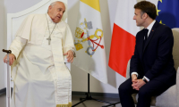 Le pape François (g) et le président Emmanuel Macron lors de leur rencontre à l'aéroport d'Ajaccio, en Corse, le 15 décembre 2024 ( POOL / Ludovic MARIN )