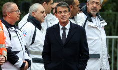 Manuel Valls arrive à la cérémonie d'hommage aux victimes du 13-Novembre au Bataclan, le 13 novembre 2025 ( POOL / Ludovic MARIN )